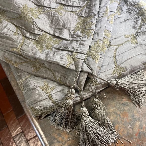 Sonoma table tapestry or throw. Sage green - Picture 2 of 3